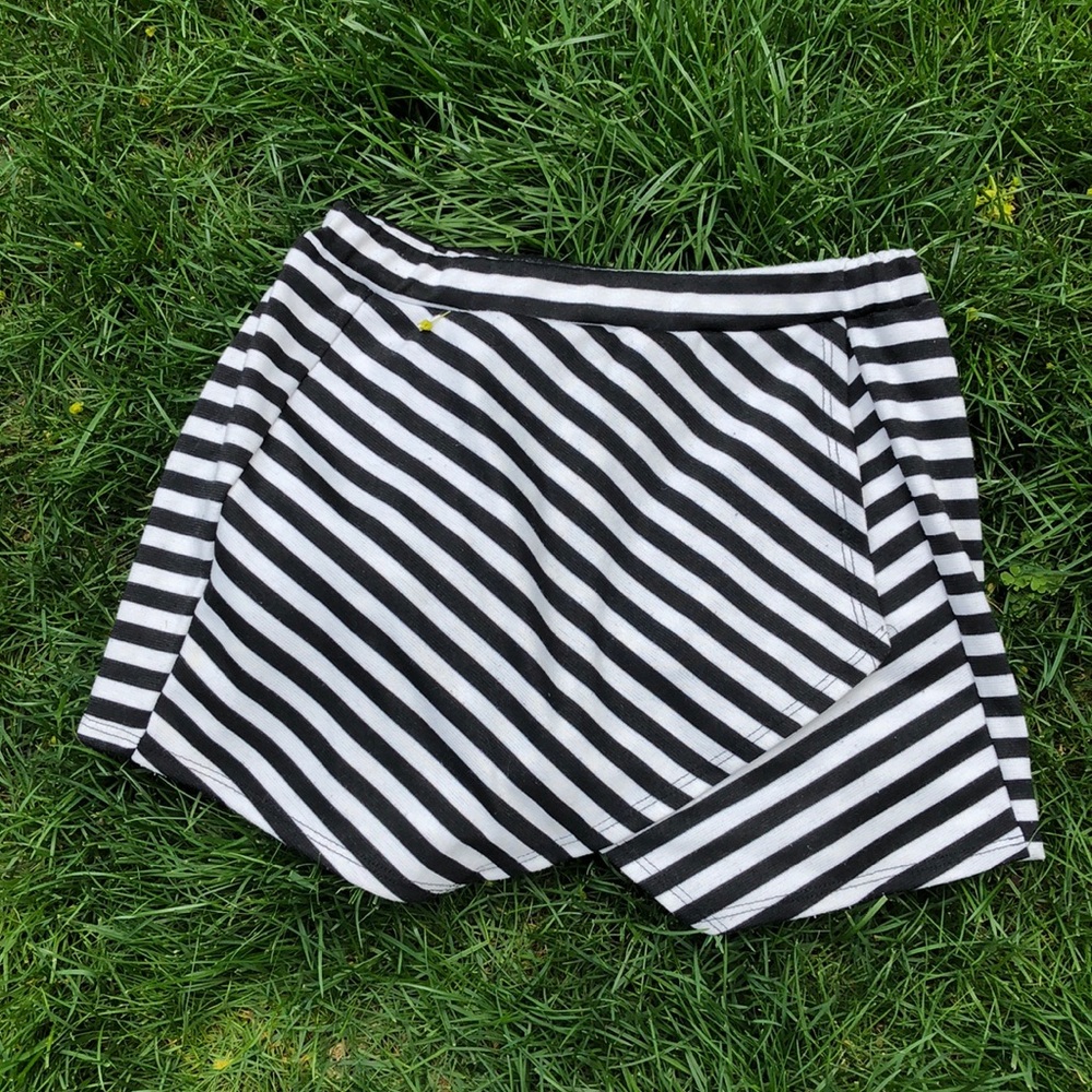 Trendy Black and White Dressy Skort